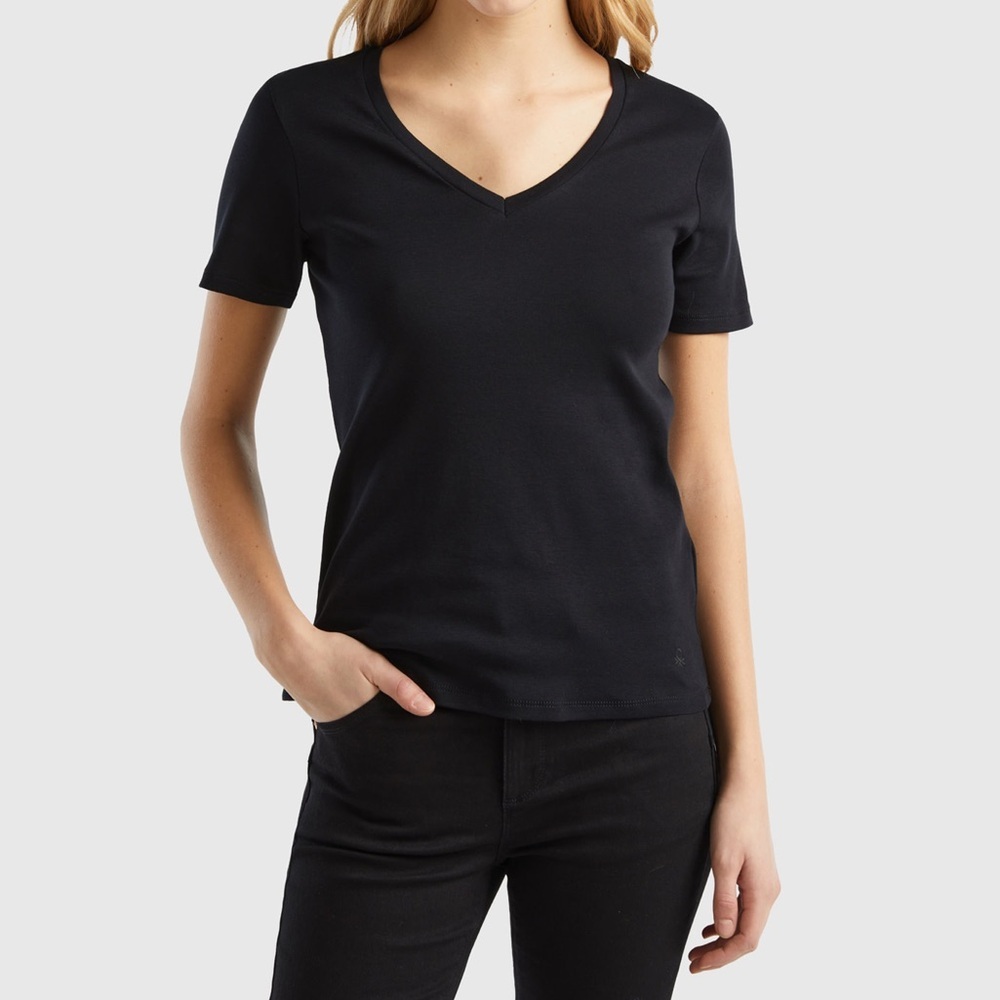 NWT GAP Black vneck women’s tshirt